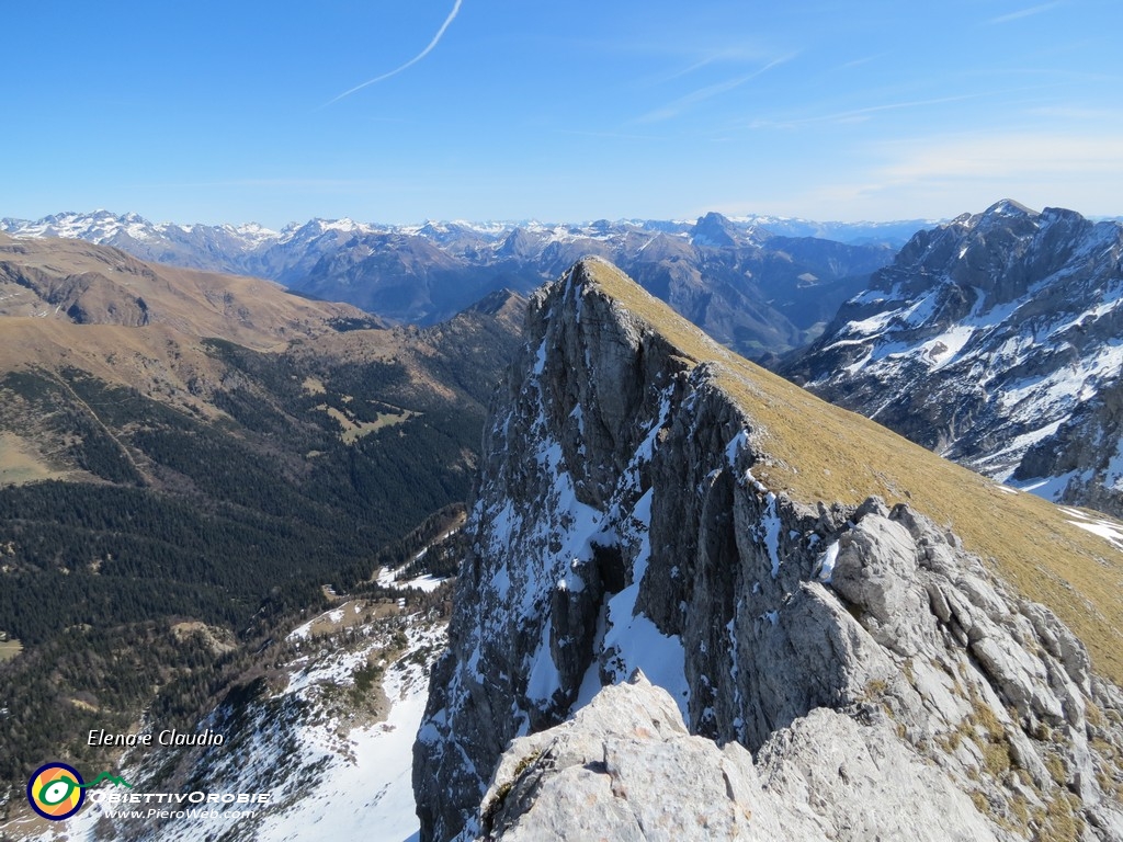 17 L'affilata cresta a strapiombo.JPG